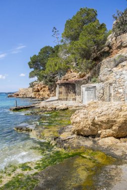 Tersane kulübeleri, kültürel ilgi yakın deniz, şehir Sant Antoni, Ibiza Adası, İspanya.