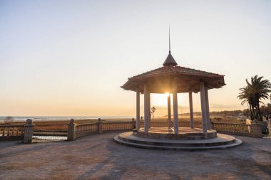Köşk yakın plaj gün batımında, Vilanova ben la Geltru, Catalonia, İspanya
