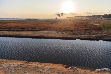 Mediterranean beach ve kanal Vilanova batımında ben la Geltru, Katalonya, İspanya.