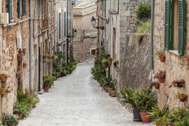 Antik cadde görünümü, Valldemossa Köyü, Mayorka Adası, İspanya.