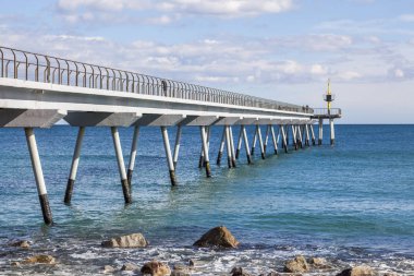 Akdeniz üzerindeki köprü, Pont del Petroli, Badalona, Katalonya, İspanya.