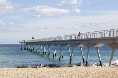 Akdeniz üzerindeki köprü, Pont del Petroli, Badalona, Katalonya, İspanya.