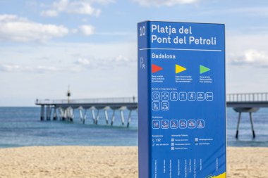 Akdeniz sahil Badalona, oturum bilgileri platja pont petroli, Catalonia, İspanya.