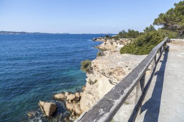 Kıyı yolu, deniz gezinti, kasaba Sant Antoni, Ibiza Adası, İspanya.