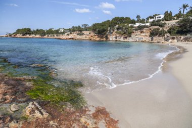 Mediterranean beach, Cala Gracio, kasaba Sant Antoni, Ibiza Adası, İspanya.