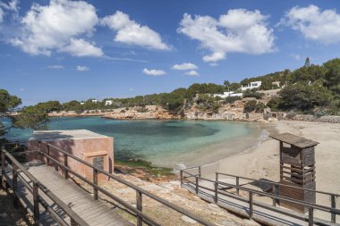 Mediterranean beach, Cala Gracio, kasaba Sant Antoni, Ibiza Adası, İspanya.