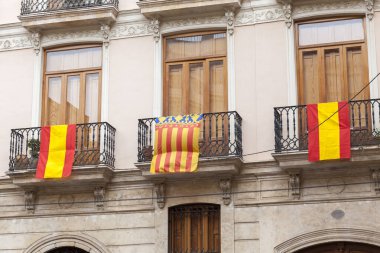 Ayrıntı cephe balkon bayraklı Falles, geleneksel kutlama, unesco untangible kültürel miras, Valencia, İspanya.