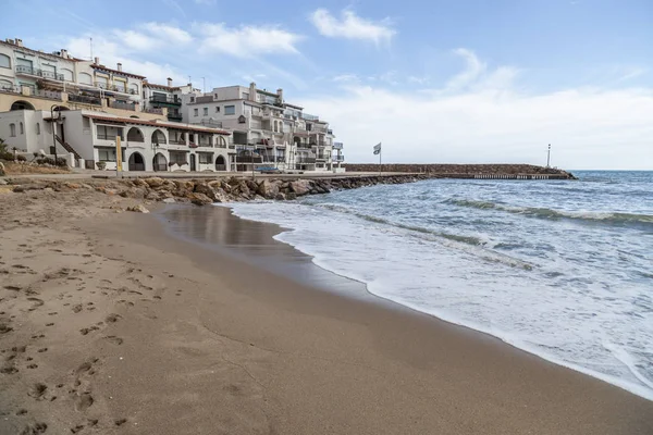 Pláž, Roc San Gaieta, Roda de Bera, Costa Dorada, Katalánsko, Španělsko. — Stock fotografie
