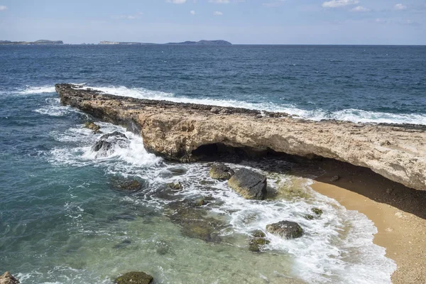 Playa mediterránea, formación rocosa, ciudad de Sant Antoni, Isla de Ibiza, España . — Foto de Stock