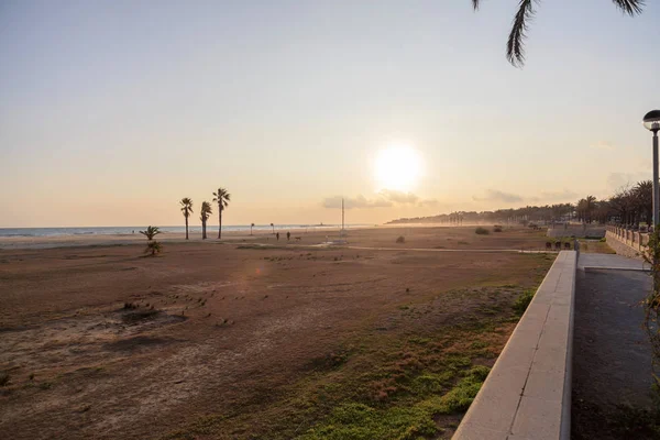 Середземноморський пляжний на заході сонця в Vilanova я ла Geltru, Каталонія, Іспанія — стокове фото