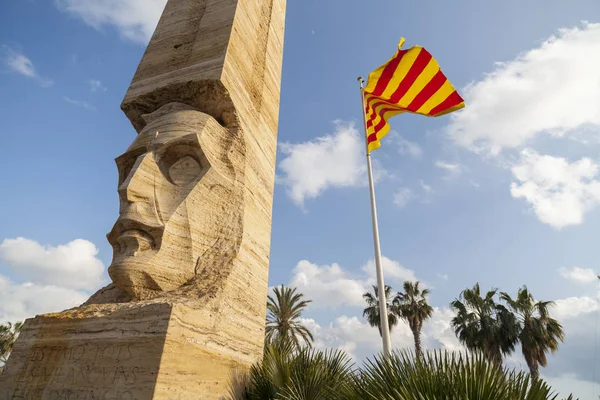 Monumento a Francesc Macia e bandeira catalã, passeio marítimo de Vilanova i la Geltru, Catalunha, Espanha . — Fotografia de Stock