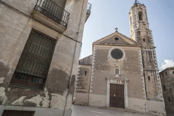 Centro histórico, antigo edifício de rua e igreja em Vilanova i la Geltru, Catalunha, Espanha . — Fotografia de Stock