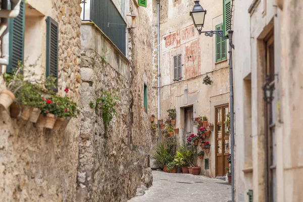 Antiga vista para a rua, aldeia de Valldemossa, Ilha de Maiorca, Espanha — Fotografia de Stock