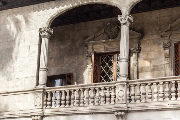 Elemento arquitectónico, edificio de fachada medieval, balcón en arco en Consolat de Mar, Palma de Mallorca, España . — Foto de Stock