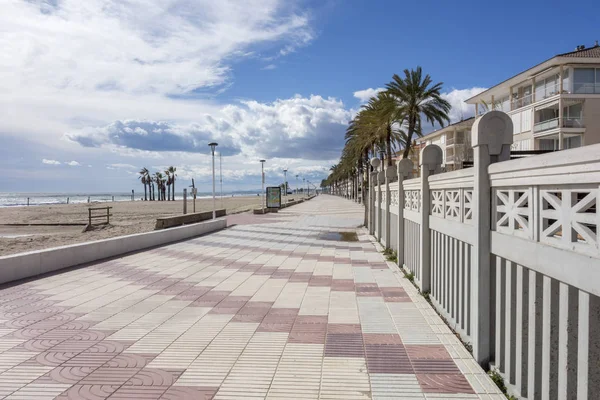 Plage méditerranéenne et proméande maritime à El Vendrell, Costa Dorada, Catalogne, Espagne . — Photo