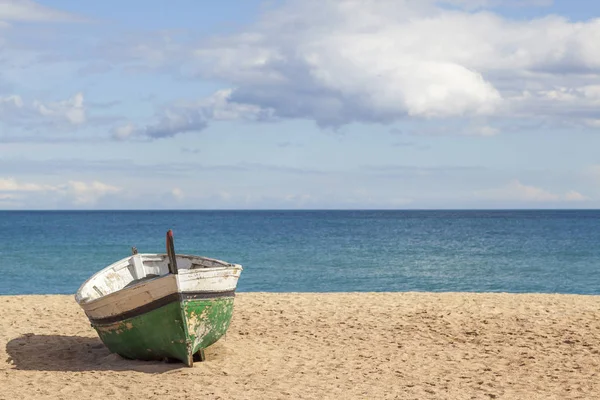 Playa mediterránea y viejo barco pesquero . — Foto de Stock