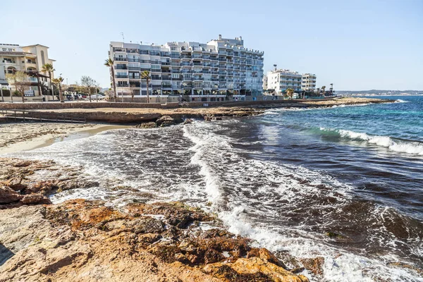 Středozemní moře, pobřežní pohled, skalní formace, města Sant Antoni, Ibiza, Španělsko. — Stock fotografie