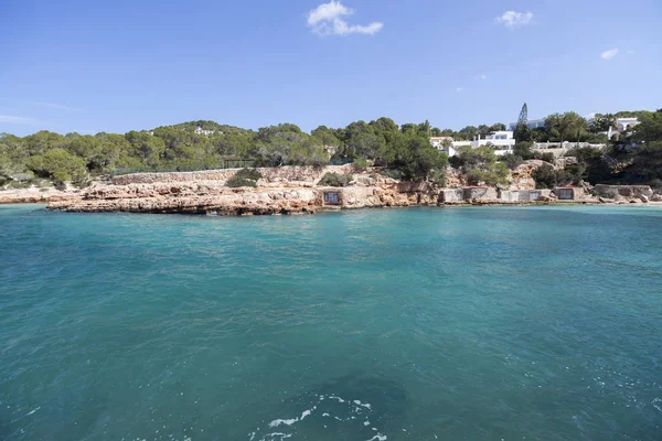 Akdeniz deniz, kıyı görünümü, kaya oluşumu, kasaba Sant Antoni, Ibiza Adası, İspanya.