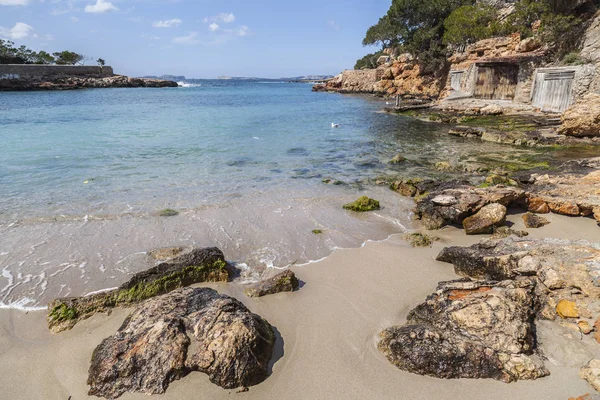 Playa mediterránea, Cala Gracio, ciudad de Sant Antoni, isla de Ibiza, España . — Foto de Stock