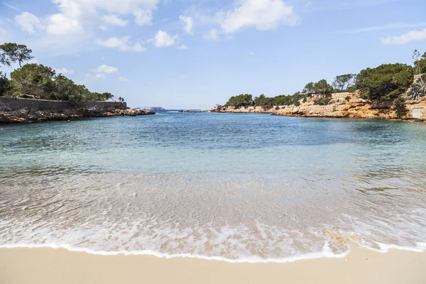 Mediterranean beach, Cala Gracio, kasaba Sant Antoni, Ibiza Adası, İspanya. — Stok fotoğraf