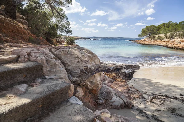 Playa del Mediterráneo, Cala Gracioneta, ciudad de Sant Antoni, Ibiza — Foto de Stock