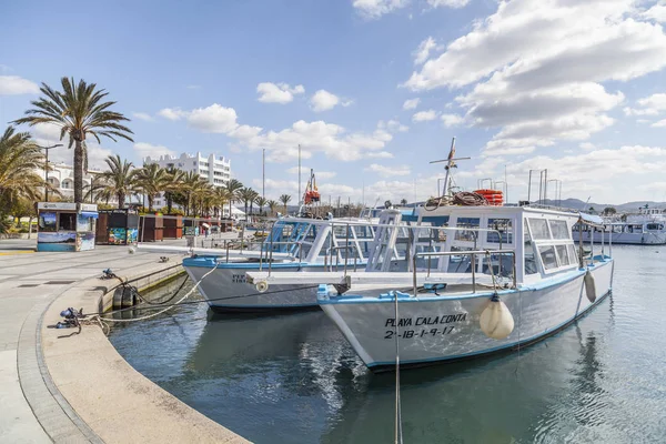 Vistas al puerto, puerto deportivo, ciudad de Sant Antoni, isla de Ibiza, España . — Foto de Stock