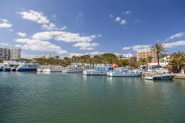 Θέα στο λιμάνι, η Μαρίνα, η πόλη του Sant Antoni, νησί της Ίμπιζα, Ισπανία. — Φωτογραφία Αρχείου