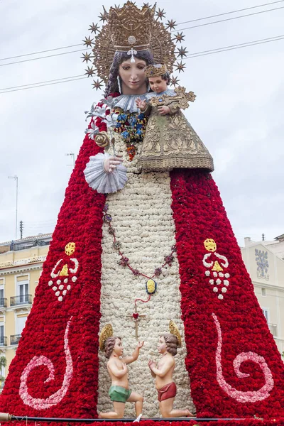 Virgen cubierta de flores en Falles, celebración tradicional, patrimonio cultural inmaterial de la unesco, Valencia, España . — Foto de Stock