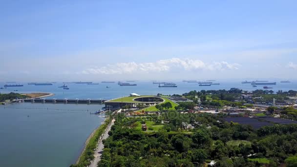 Flygfoto över Marina Barrage och Gardens by the Bay — Stockvideo