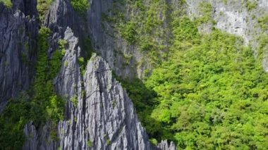 Karst Cliffs at Miniloc Adası, Bacuit Bay, El Nido hava görünümünü. Palawan Adası, Filipinler