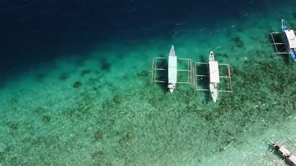 Vista aérea de los barcos en la isla Entalula, bahía de Bacuit, El-Nido. Isla Palawan, Filipinas — Vídeo de stock