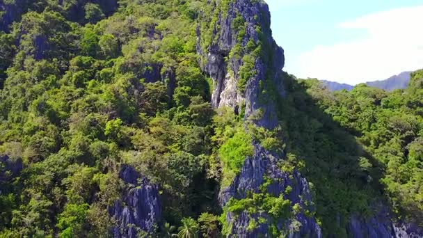 A légi felvétel a karszt sziklák Entalula Island, El Nido. Sziget Palawan, Fülöp-szigetek — Stock videók