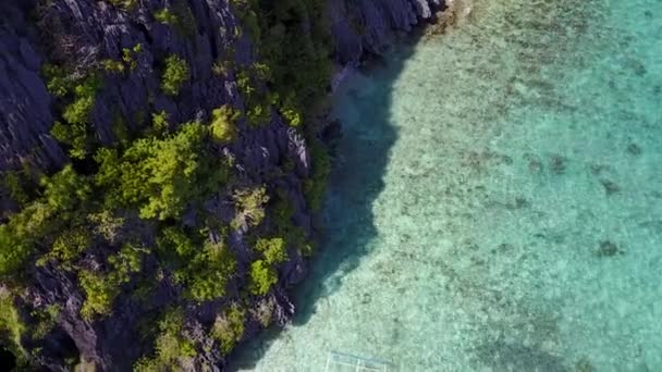Luchtfoto fly-over weergave van Karst kliffen bij Entalula Island, El Nido. Palawan Island, Filippijnen — Stockvideo