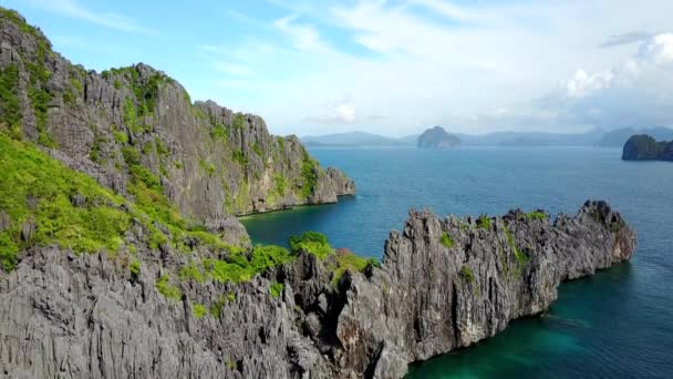 Vue aérienne des falaises Karst à Miniloc Island, Bacuit Bay, El-Nido. Île de Palawan, Philippines — Video