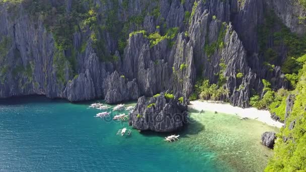 Luftaufnahme der geheimen Lagune auf der Insel Miniloc mit Karstfelsen und weißem Strand. bacuit bay, el-nido. Palawan Island, Philippinen. — Stockvideo