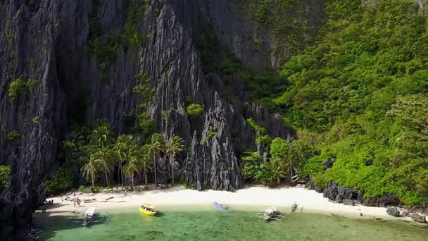 Luchtfoto van de Secret Lagoon met karst rotsmassief van Miniloc Island, Bacuit Bay, El-Nido. Palawan Island, Filippijnen — Stockvideo