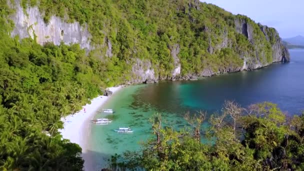 Vista aérea de la playa de los Siete Comandos, Bahía Bacuit, El Nido. Isla Palawan, Filipinas — Vídeo de stock