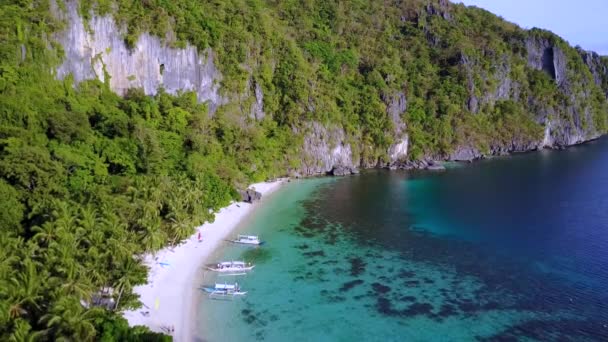 Luchtfoto van Seven Commandos Beach, Bacuit Bay, El-Nido. Palawan Island, Filippijnen — Stockvideo