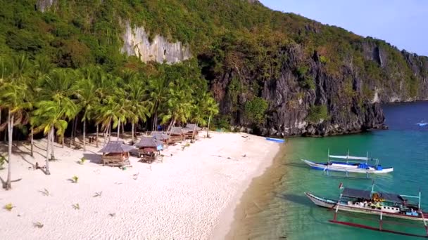 Vista aérea de la playa de los Siete Comandos, Bahía Bacuit, El Nido. Isla Palawan, Filipinas — Vídeos de Stock