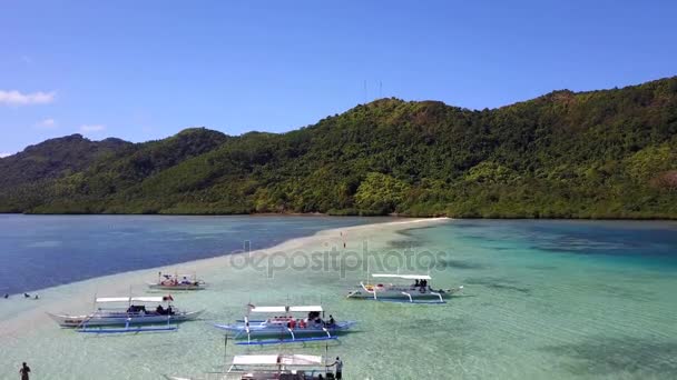 Widok z lotu ptaka wzgórza wybrzeża w pobliżu Snake Island, El Nido. Wyspie Palawan, Filipiny — Wideo stockowe