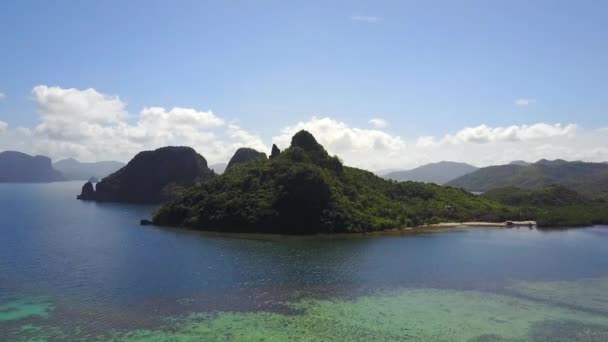 Yılan Adası, El Nido yakınlarındaki sahil tepe hava görünümünü. Palawan Adası, Filipinler — Stok video