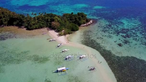 Légi fly-over megtekintése kígyó-sziget El Nido. Sziget Palawan, Fülöp-szigetek — Stock videók