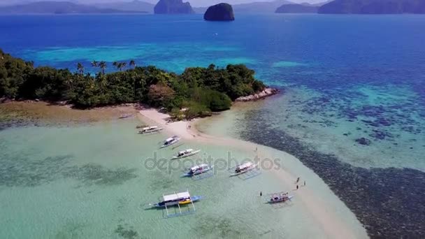 Légi fly-over megtekintése kígyó-sziget El Nido. Sziget Palawan, Fülöp-szigetek — Stock videók