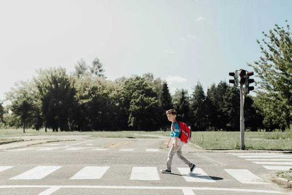 Schüler überquert auf dem morgendlichen Schulweg eine Straße — Stockfoto