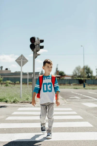 Écolier traversant une route sur son chemin du matin à l'école — Photo