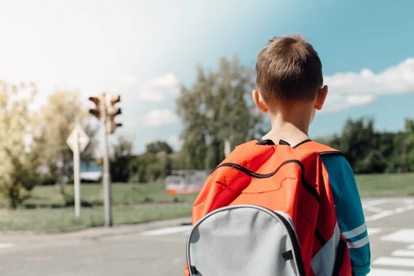 Schüler steht und wartet auf Zebrastreifen — Stockfoto