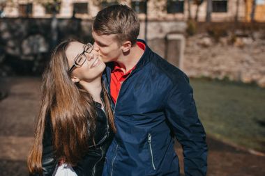 Eğleniyor şehirde yağmurlu bir günde aşık Çift