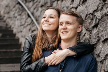 Bir genç mutlu öğrenci kaç mesafe içine seyir kucaklama içinde