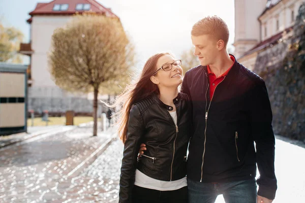 Um casal de jovens estudantes namoro na cidade — Fotografia de Stock