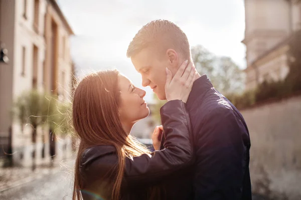 Um jovem casal apaixonado abraçando e beijando na cidade — Fotografia de Stock